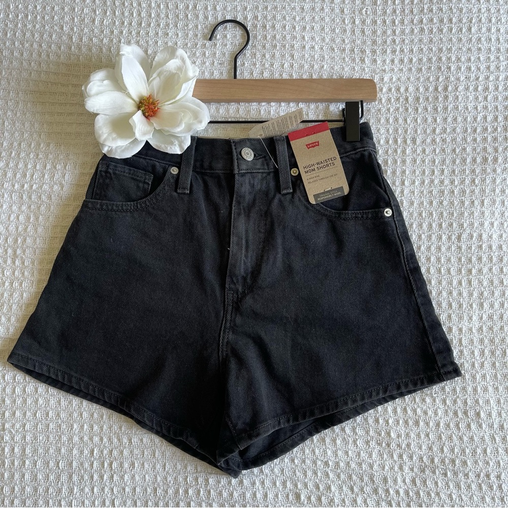 Levi's high waisted mom shorts size 25